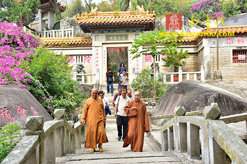 新加坡光明山普觉禅寺方丈广声大和尚携弟子到万石莲寺礼祖