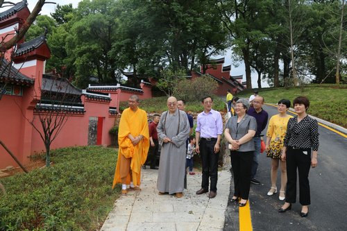 沉香寺住持圣安法师率两序大众在山门前迎接圣辉大