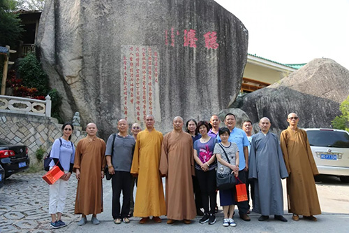金门海印寺住持性海大和尚一行到厦门虎溪岩寺参访交流