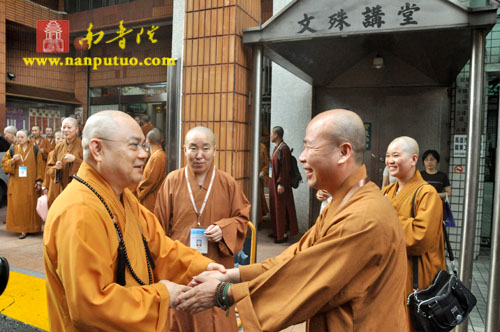 闽院法师赴台参访团前往高雄文殊讲堂拜访慧律法师