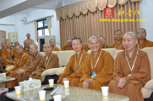 闽院法师赴台参访团前往高雄文殊讲堂拜访慧律法师