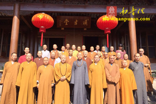 同学们前往雪窦禅寺参礼,由雪窦寺监院兼知客持定法师,教务长然相法师