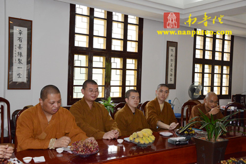 万石莲副了尘,知客圣慧,显明等在山门口迎接嘉宾