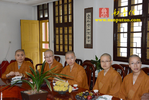 万石莲副了尘,知客圣慧,显明等在山门口迎接嘉宾