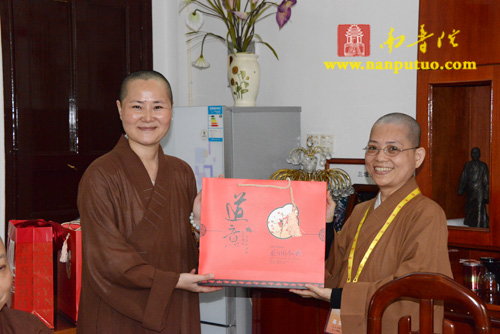 万石莲副了尘,知客圣慧,显明等在山门口迎接嘉宾