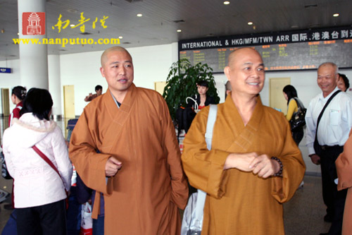 虎溪岩寺监院净心法师接机紫竹林寺监院法源法师接机虎溪岩寺礼 佛