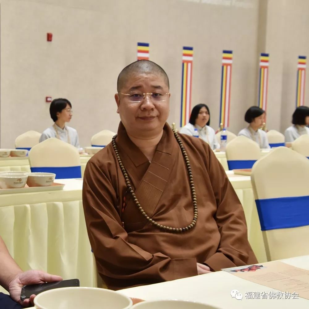 上午7時,由閩南佛學院和福建佛學院的學僧,仙遊龍華寺尼眾