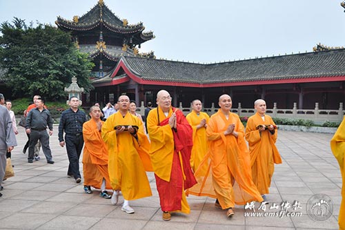 18日,永壽法師陪同聖輝大和尚赴萬年寺,報國寺參訪禮佛,受到兩寺僧